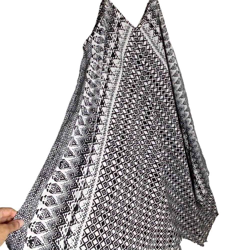 J. Gee plus size shift dress with asymmetrical hemline. Size 1X - Picture 5 of 7